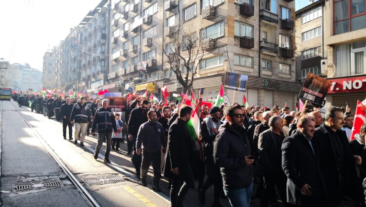 Bursa caddelerinde ”Katil İsrail” sloganları!