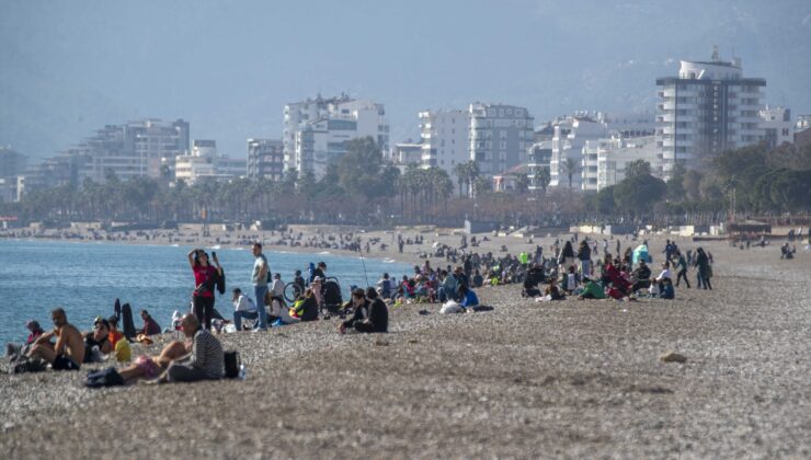 Antalya’da kış ortasında deniz keyfi