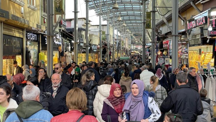 Bursa’da güzel havayı fırsat bilen vatandaşlar tarihi çarşıya akın etti