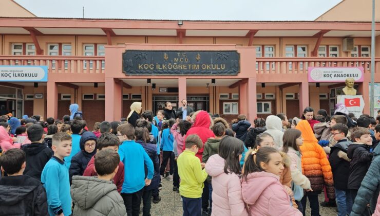 Bursa’da deprem paniğe neden oldu! Öğrenciler okuldan dışarı çıktı