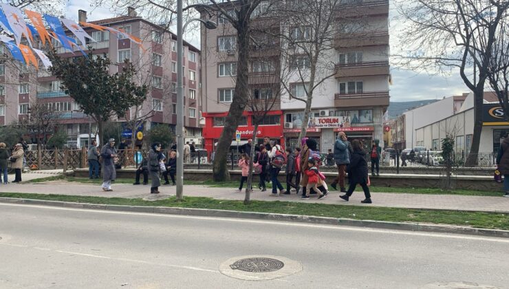 Deprem sonrası Gemlik’te halk sokağa çıktı!