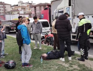 Bursa’da ilginç kaza! Motosikletle yayaya çarptı…