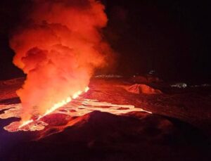 İzlanda yanardağı yeniden patladı!