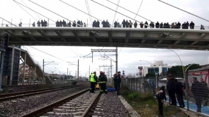 Hızlı tren hattında intihar! Film izler gibi seyrettiler