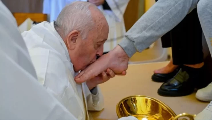 Papa Francis, kadınların ayaklarını yıkayıp öptü