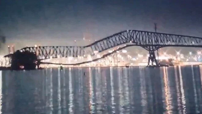 ABD’de kargo gemisi köprüyü yıktı: Araçlar suya düştü