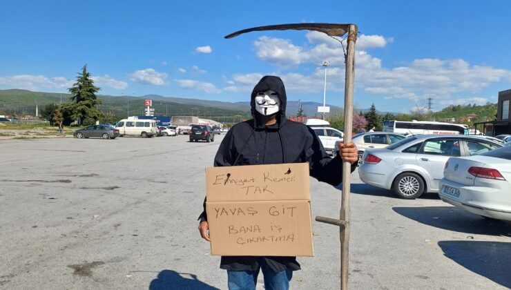 Yüzüne maske takıp, eline tırpan aldı! Sürücüleri böyle uyardı