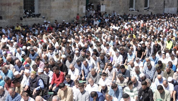 Bursa’da cuma namazında tarihi camiler doldu taştı