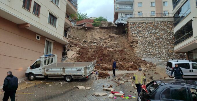 Bursa’da istinat duvarı apartmanın üzerine çöktü