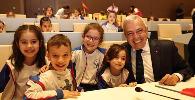 Minikler bayram coşkusunu Başkan Özdemir ile paylaştı