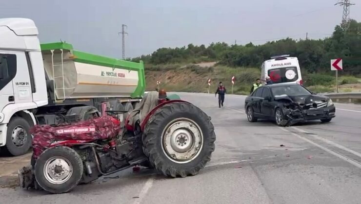 Bursa’da traktör ile otomobil çarpıştı!