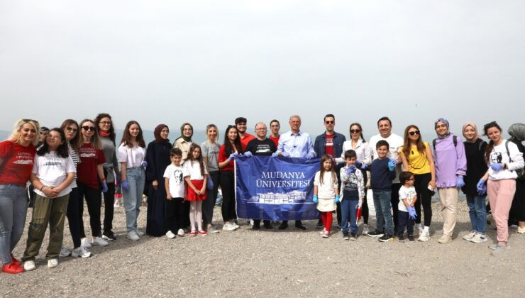 Mudanya Üniversitesi öğrencileri sahili temizledi