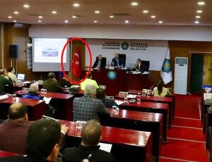 Skandal olay! Belediye meclis salonunda Türk bayrağı kaldırıldı
