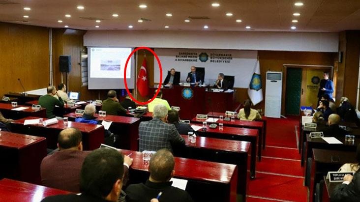 Skandal olay! Belediye meclis salonunda Türk bayrağı kaldırıldı
