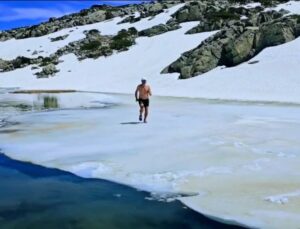 Bursa Uludağ’da buz tutan gölde yüzdüler