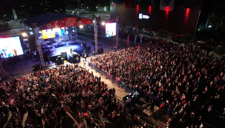 Bursa’da gençlik bayramı konserlerle kutlanmaya devam ediyor