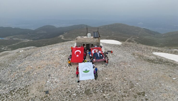 Bursa Osmangazili dağcılar Uludağ’ın zirvesinde