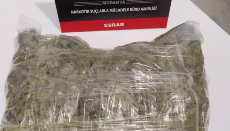 Bursa’da polislerden kaçmaya çalışan sürücünün üzerinde 824 gram esrar ele geçirildi