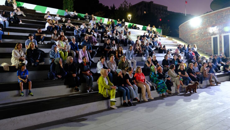 Atatürk Stadyumu Kütüphanesi önünde sinema keyfi